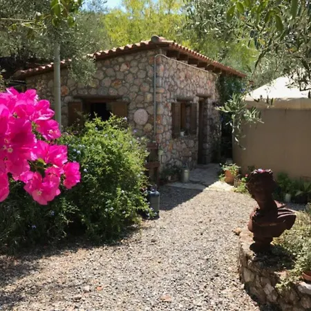 1-Bed Yurt In Megali Mantinia With Sea Views! Сasa de vacaciones Kalamata
