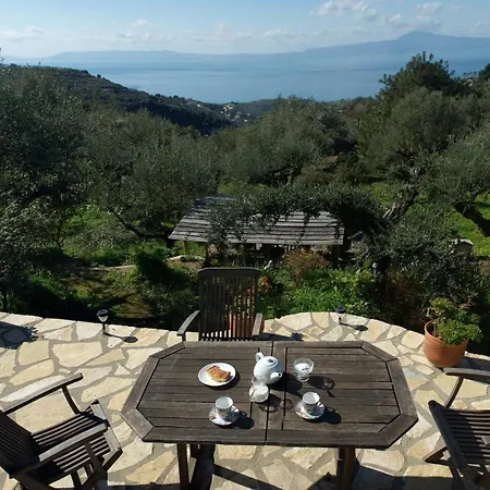 Сasa de vacaciones 1-Bed Yurt In Megali Mantinia With Sea Views! Kalamata